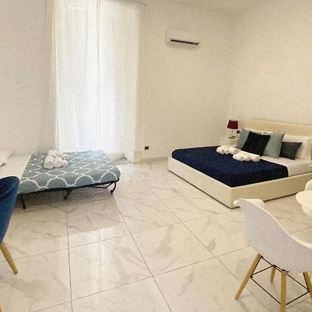 Domus Luigi Leone 2 Bed & Breakfast Naples Exterior photo