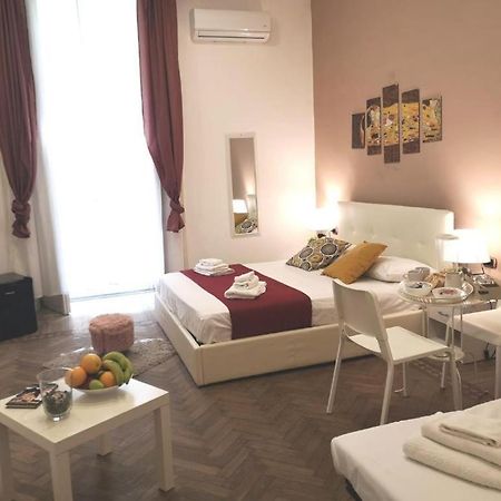 Domus Luigi Leone 2 Bed & Breakfast Naples Exterior photo